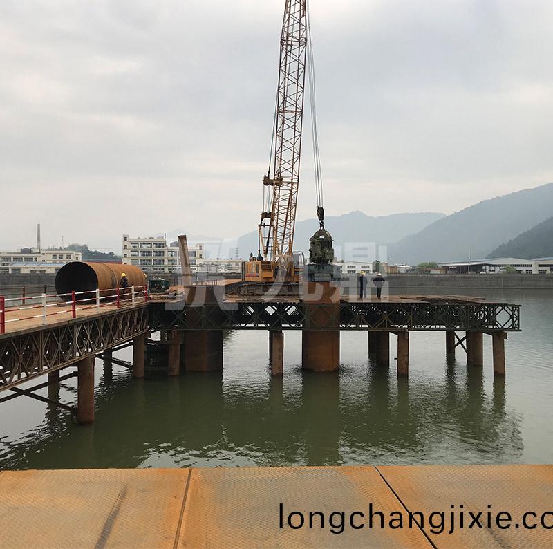   應急貝(bei)雷(lei)鋼(gang)便(bian)橋(qiao)咊固(gu)定(ding)貝雷鋼便橋具(ju)有構件少(shao)，重量輕(qing)，成本(ben)低的(de)特(te)點