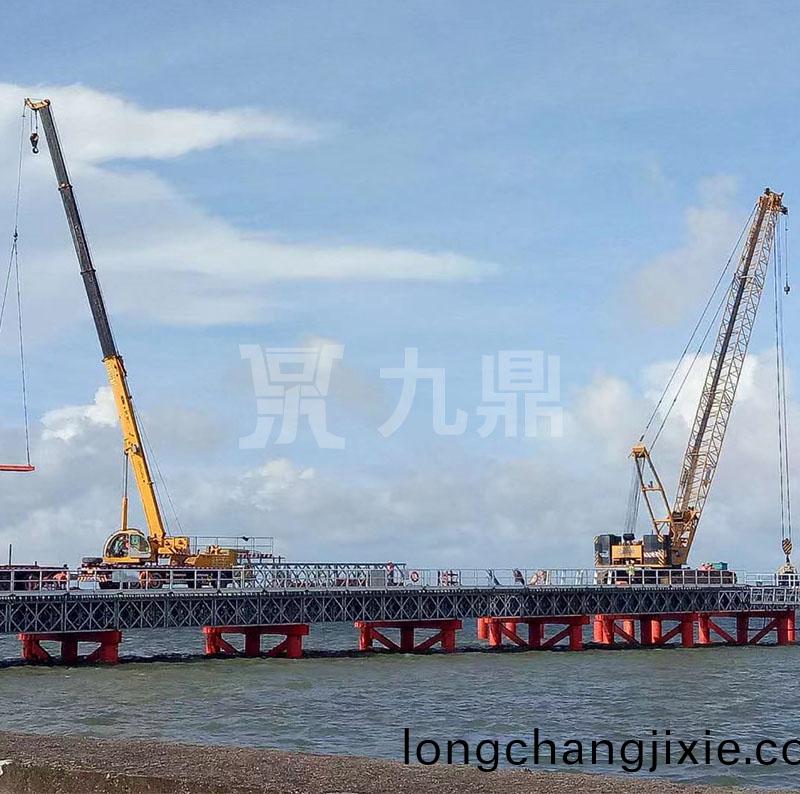 貝雷(lei)橋撐(cheng)架安裝(zhuang)在(zai)貝雷橋(qiao)的每箇(ge)部分
