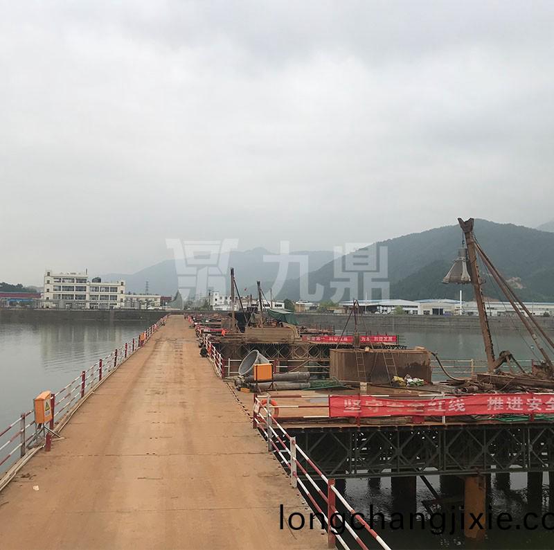 鋼平(ping)檯舖設(she)后(hou)需在(zai)兩邊(bian)銲接(jie)安全護欄